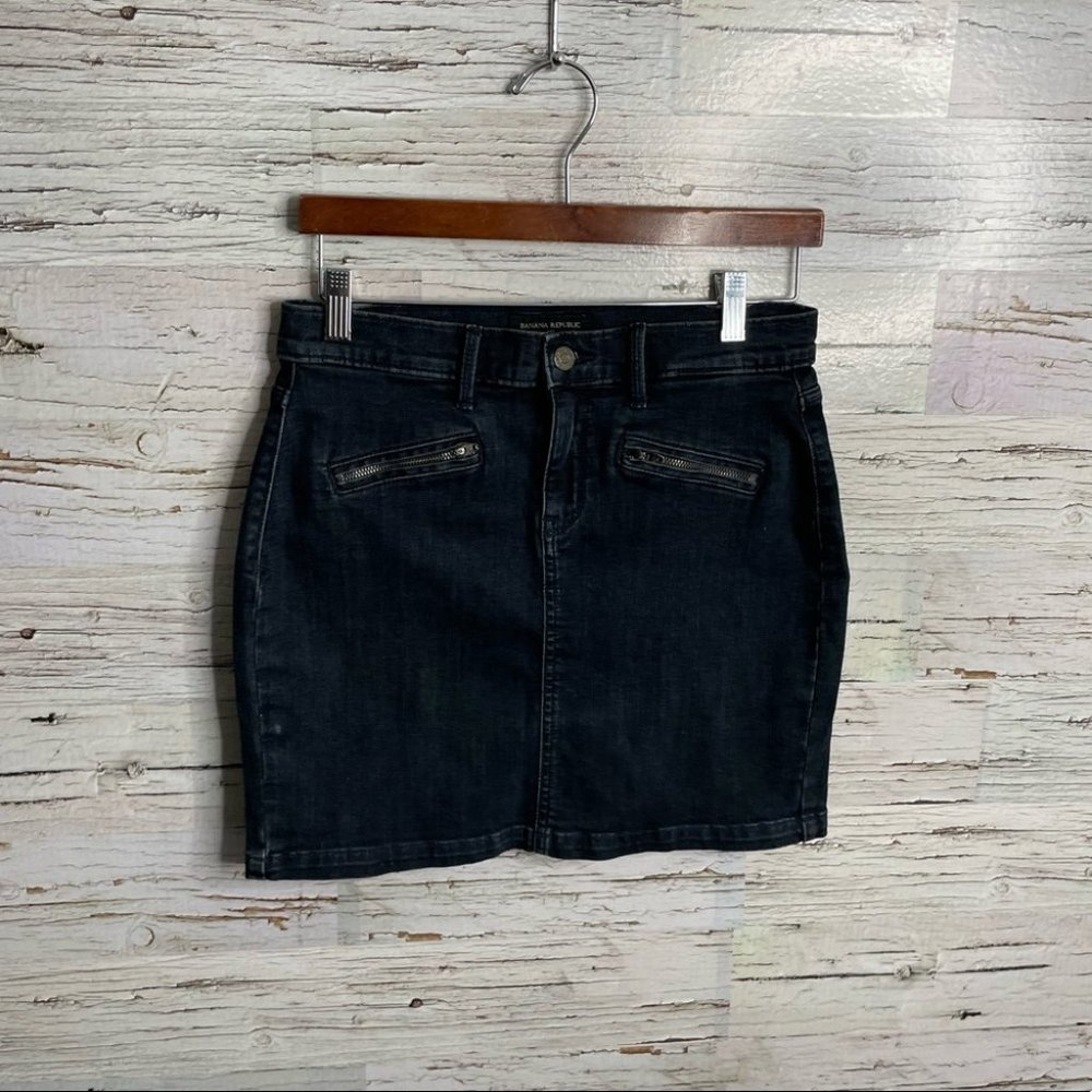 Banana republic size 27 / 4 mini jean skirt petite dark blue